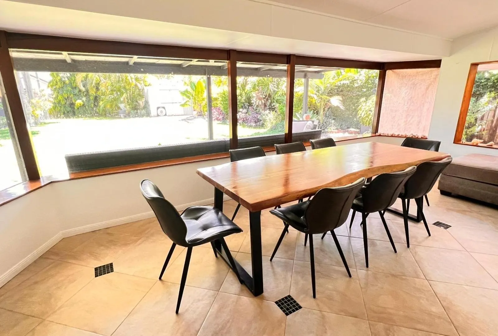 Tropical Family Beach House Holloways Beach Holiday home